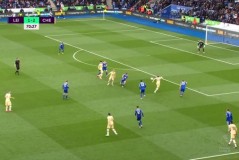 丢球权后与人吵架不回防！利物浦1.4亿欧巨星回国也挨批：太散漫